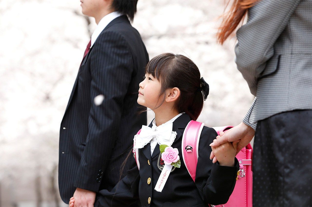 Elementary school entrance ceremonies mark the beginning of a child’s formal education. (© Pixta)