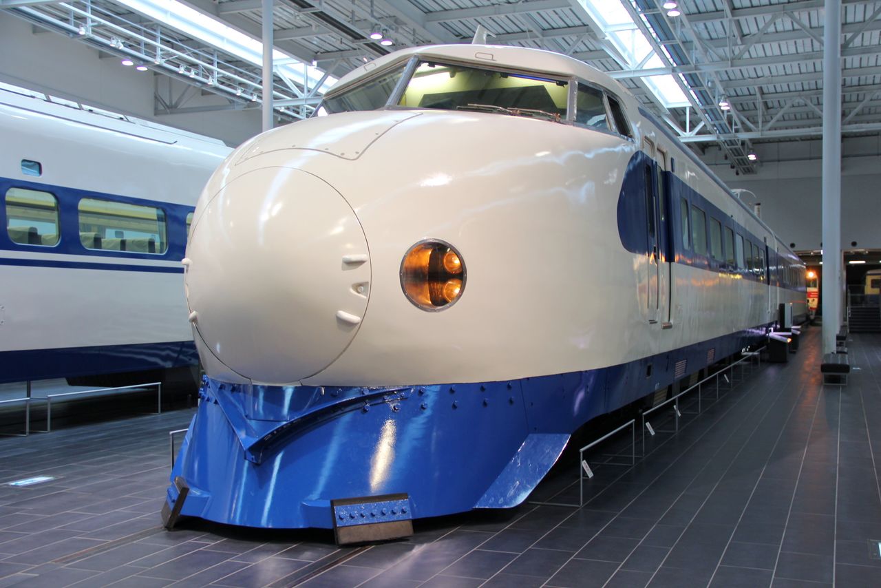The original 0 series Shinkansen trainset, which ran on the Tōkaidō and San’yō Shinkansen lines. (© Pixta)
