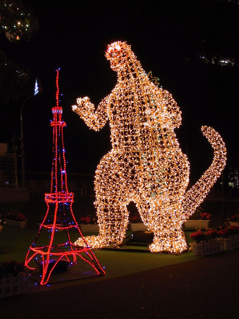 Tokyo Tower and Godzilla have shared the screen in many creature features. (© Pixta)