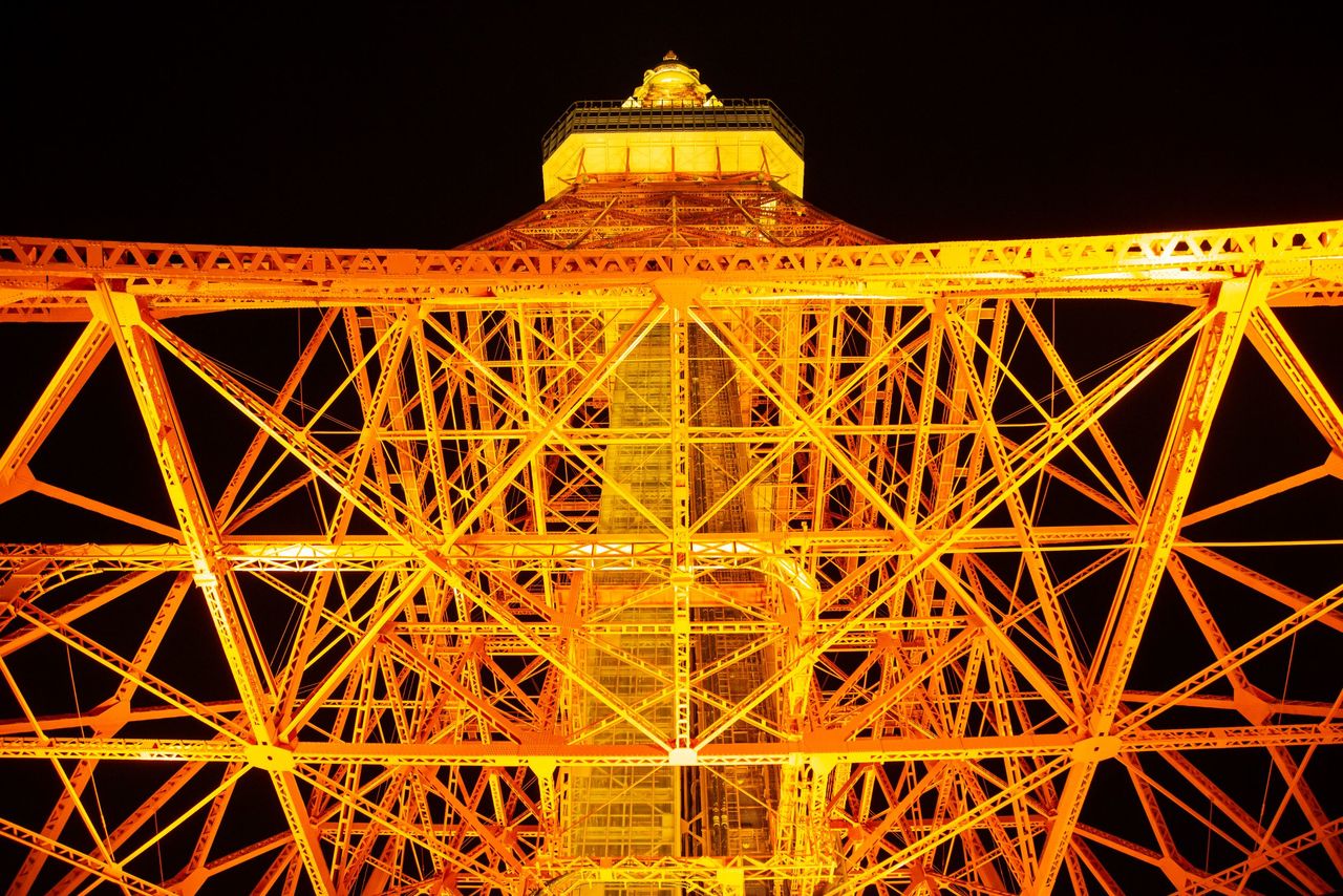 A view from the roof of the Foot Town building, looking up at the illuminated tower. (© Tokyo Tower)