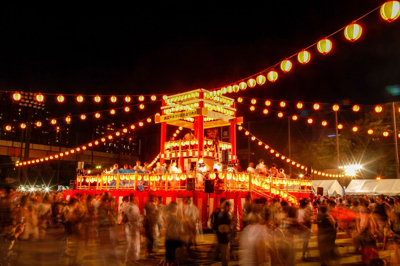 Bon odori performed for the visiting spirits. (© Adobestock)