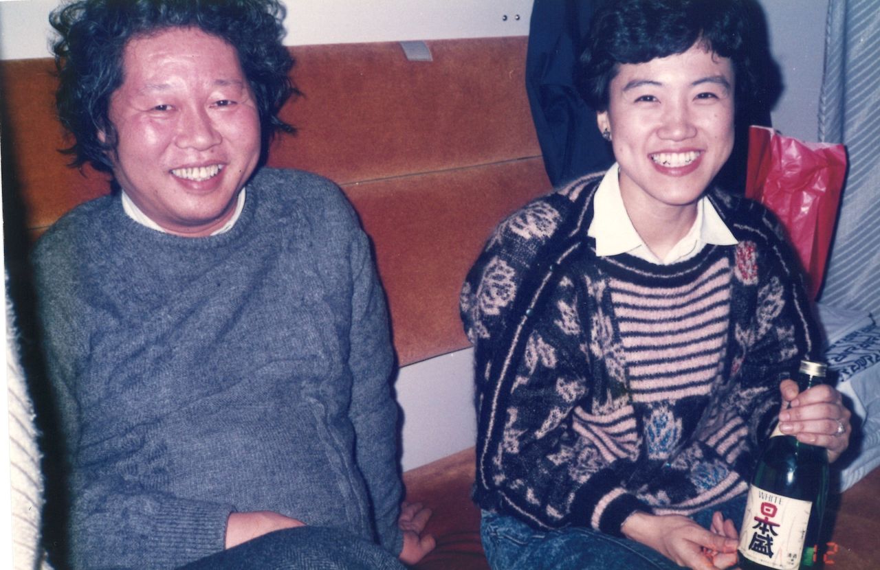 Tachibana Takashi (left) with the author on an overnight train in 1989. Photo by Hayasaka Motooki of Asahi Shimbun.