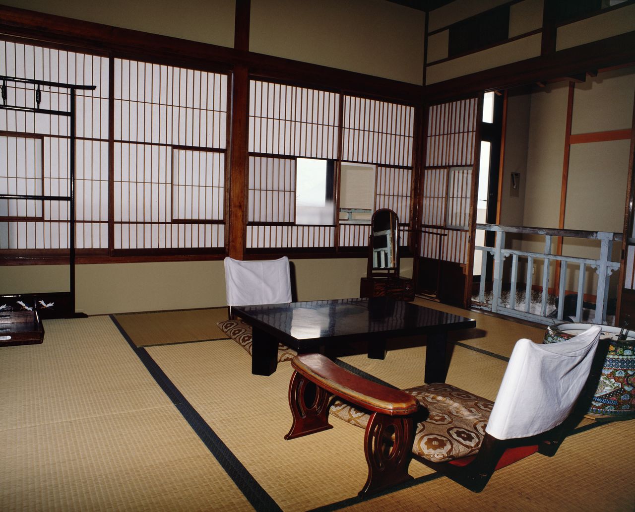 The Kasumi-no-ma room at the Takahan ryokan in Yuzawa, Niigata Prefecture, where Kawabata Yasunari wrote Snow Country.  (© Jiji)