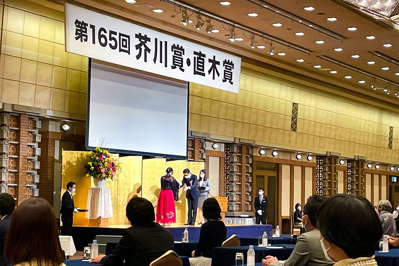 Li Kotomi at the Akutagawa Prize award ceremony. (Courtesy Nojima Tsuyoshi)