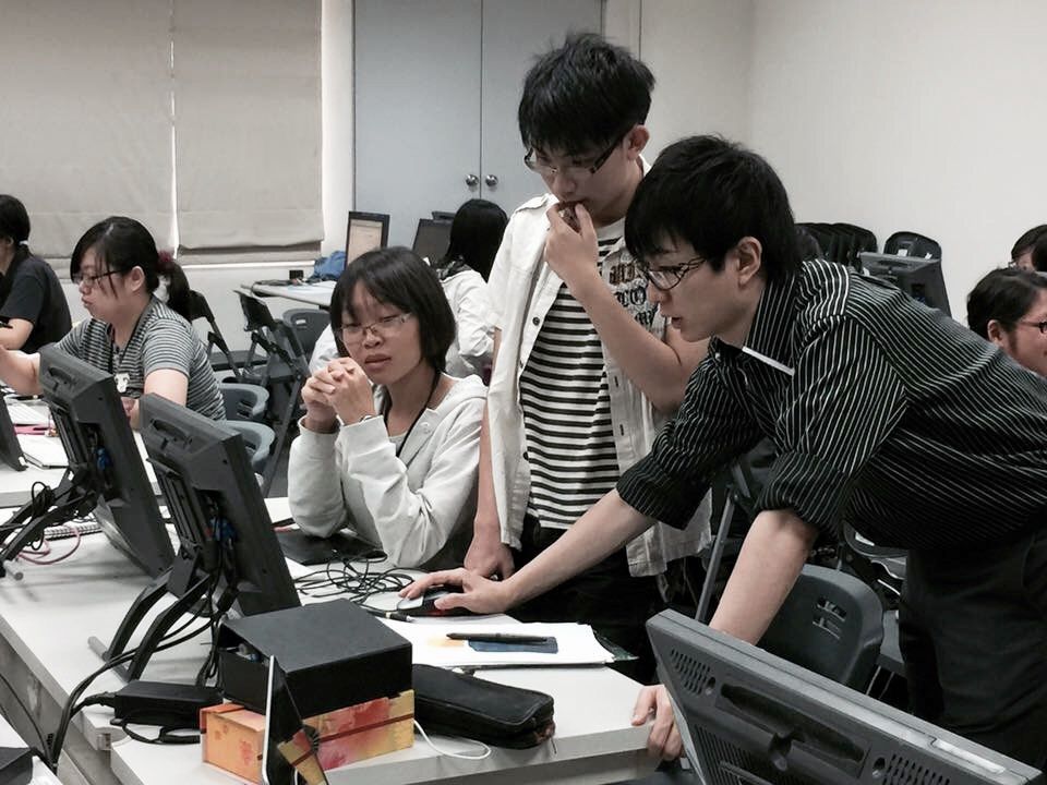 Itoso travels to Taiwan several times a year to teach animation students at Tainan University of Technology, a sister school of Osaka Seikei University.