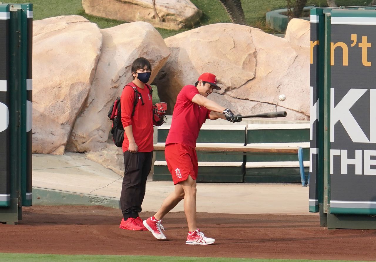 Mizuhara stands ready to assist Ohtani as he trains at Angel Stadium in September 2020. (© AFP/Jiji.)