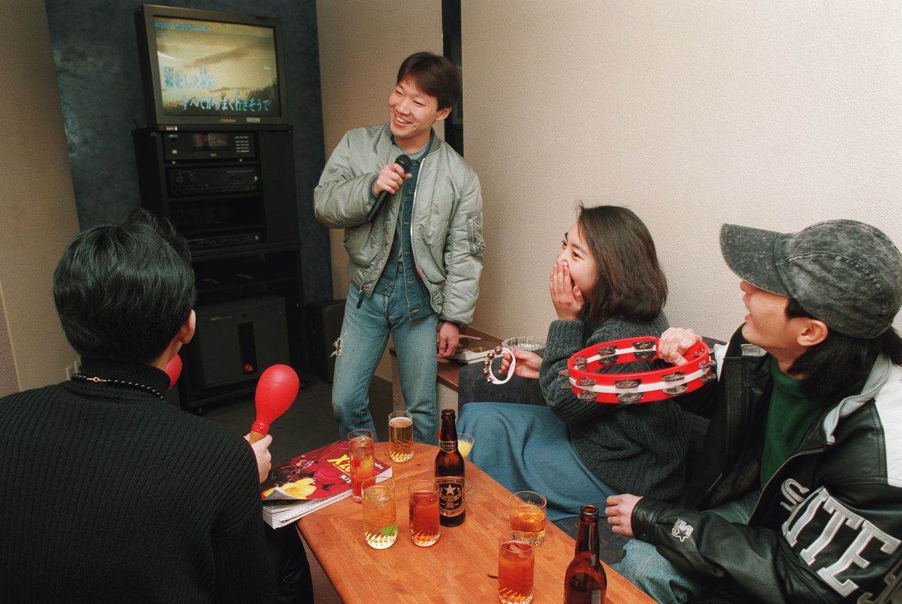 With the release of karaoke machines that could download data from host computers, new song purchases became much faster, and the number of available songs grew dramatically. The system took off almost overnight. Taken at a karaoke booth in Ginza, Tokyo, on February 13, 1995. (© Jiji)
