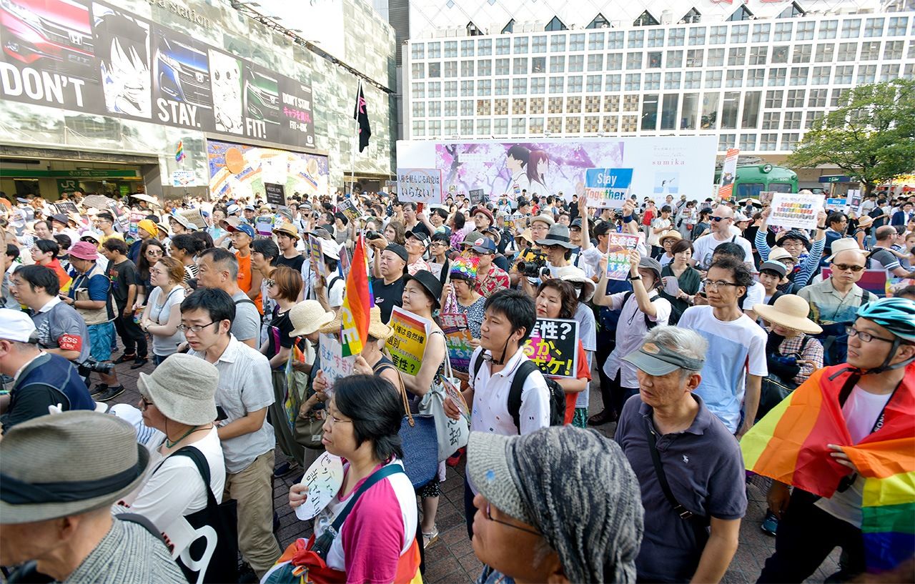A demonstration outside Shibuya Station to protest Sugita Mio’s comments on August 5, 2018. (© Jiji)