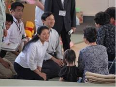 Naruhito and Masako comforting victims of the Great East Japan Earthquake in Miyagi Prefecture in June 2011. (Courtesy Imperial Household Agency)