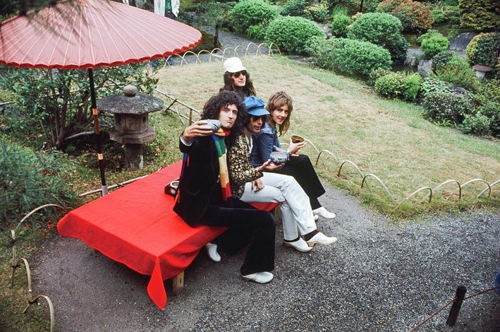 Queen members take tea in a Kyoto garden, 1975. (©Hasebe Kō/Music Life Archives)