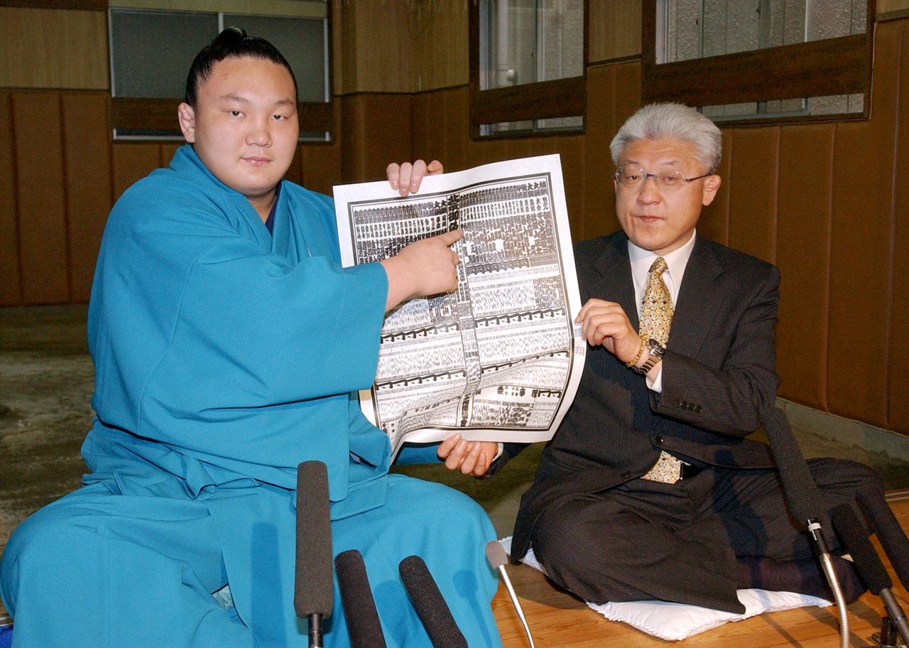 Hakuhō, left, and stablemaster Miyagino celebrate his promotion to the makuuchi division in April 2004 at the Miyagino stable in Sumida, Tokyo. (© Jiji) 
