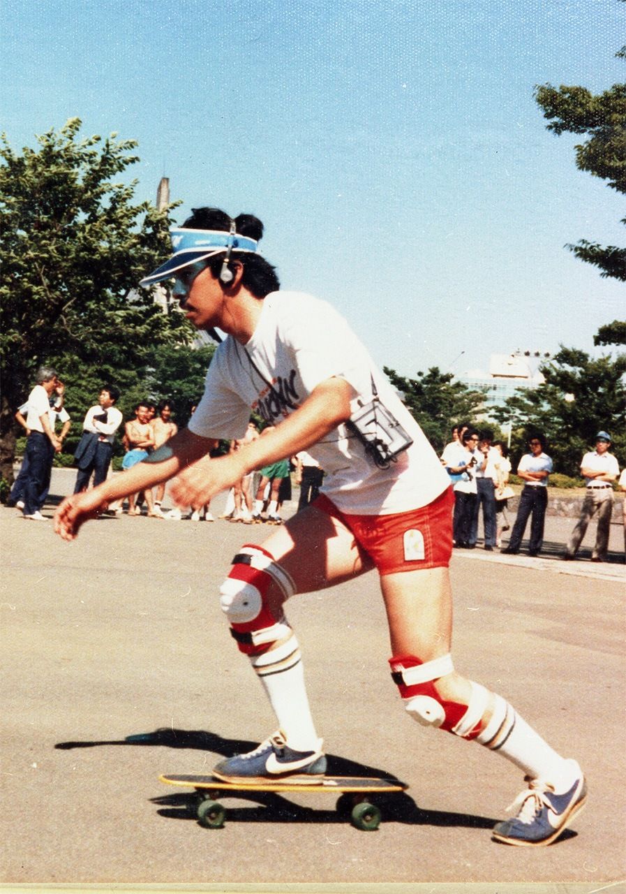 A demonstration for reporters in Meiji Park showed how the Walkman could be used on the move. The journalists were given their own devices with cassettes of music and narration to walk around with.
