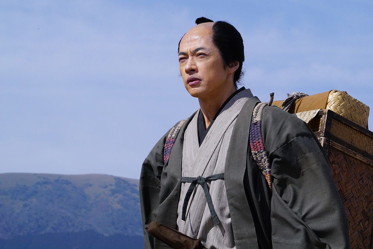 Trials and triumphs await Ninomiya (played by Gōda Masashi) at his new post in Sakuramachi. (© Movie Ninomiya Kinjirō Production Committee)