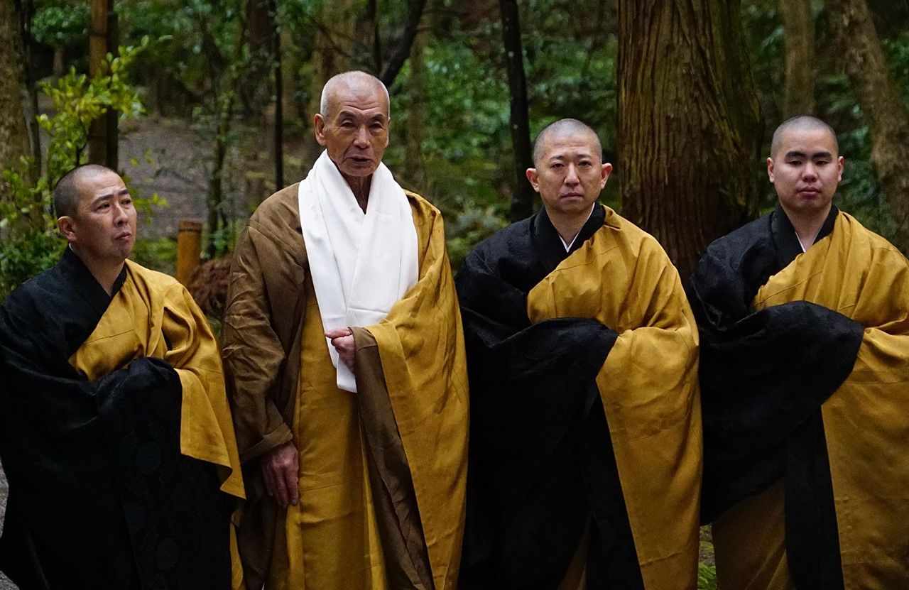 The Buddhist monks of Naritasan Shinshōji bid a fond farewell to Ninomiya as he heads back to Sakuramachi, armed with a new spiritual understanding. (© Movie Ninomiya Kinjirō Production Committee)