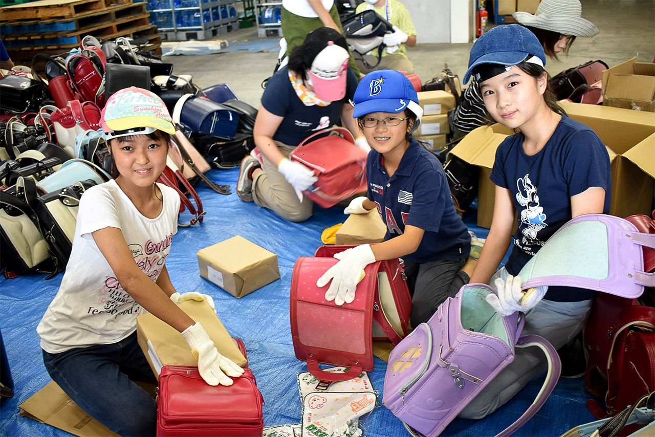 Children help out as volunteers. From left: Kō (13), Mirei (11), and Hiroka (12).