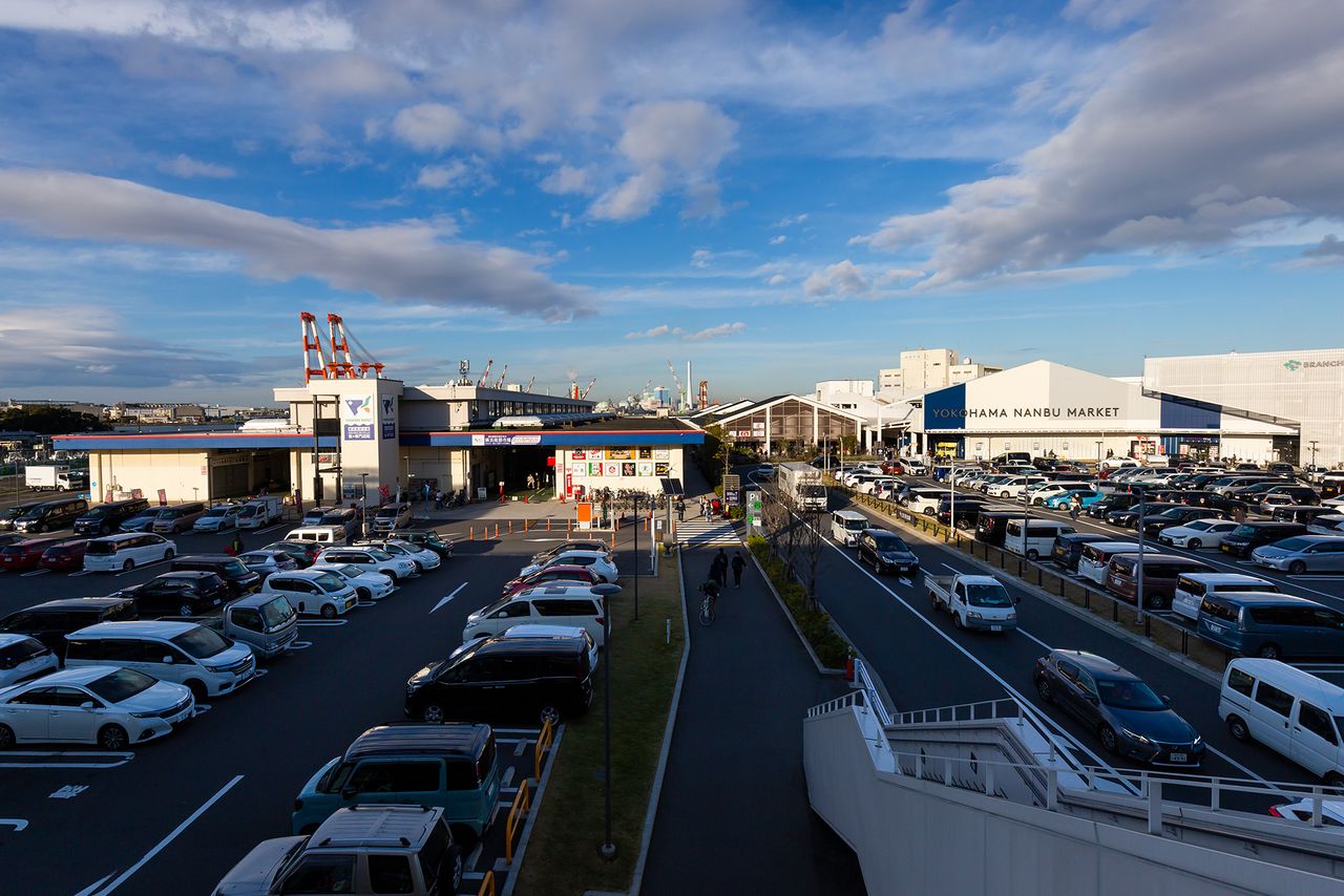Yokohama Nanbu Market has both wholesalers and retailers selling marine products, fruit and vegetables, and fresh flowers. The building on the left houses a variety of eateries, including Yokohamaya Honpo Dining.