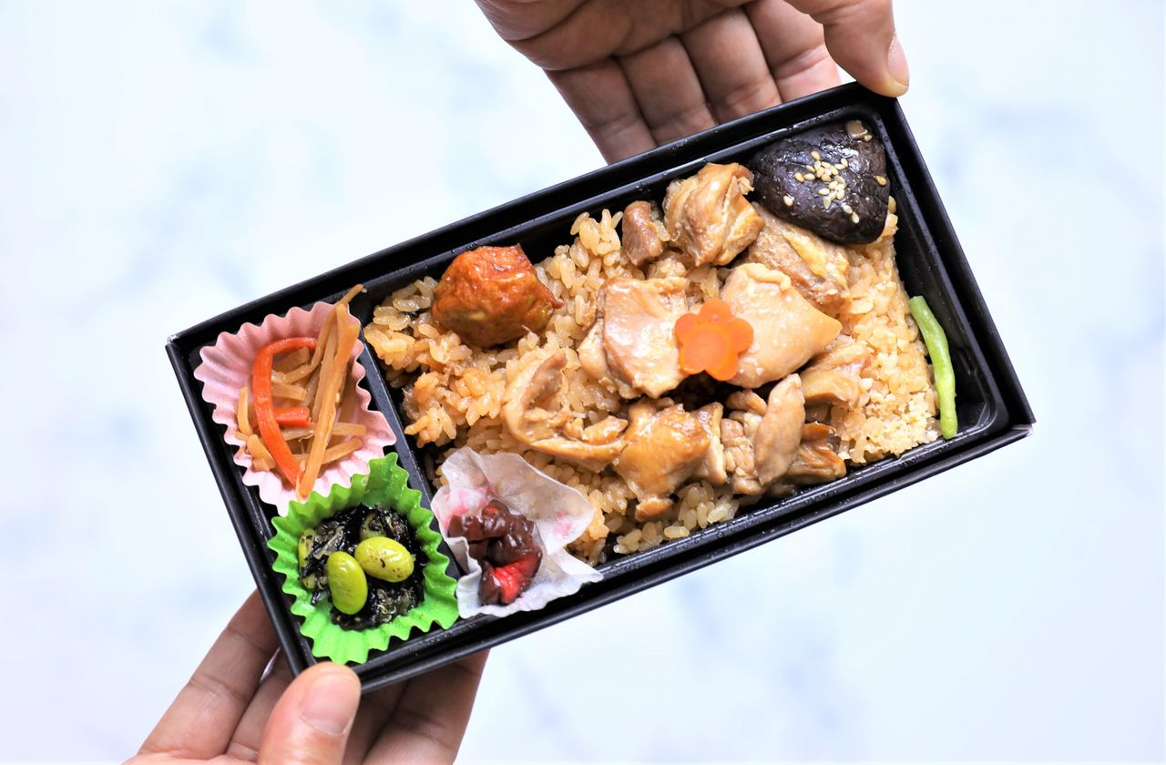 The torimeshi bentō makes up fully half of all sales (€14.50). The rice variety is Akita Komachi. The chicken is all Europe-grown due to EU regulations, but the shop has been able to re-create about 80% of the original Japanese flavor. French diners also seem to like the kinpira gobō stewed burdock root salad. (© Hanazen)