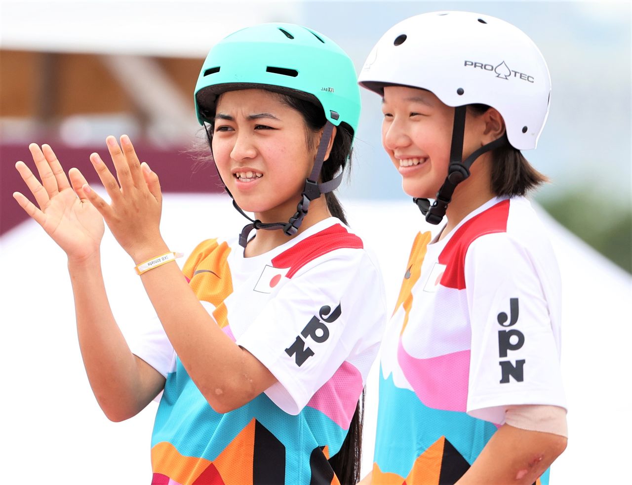 Nishiya (right) and Nakayama chatting during a break in the finals at Tokyo’s Ariake Urban Sports Park on July 26, 2021. It was later revealed that they were discussing Rascal the Raccoon, which led to renewed interest in the 1970s anime character. (© Jiji)