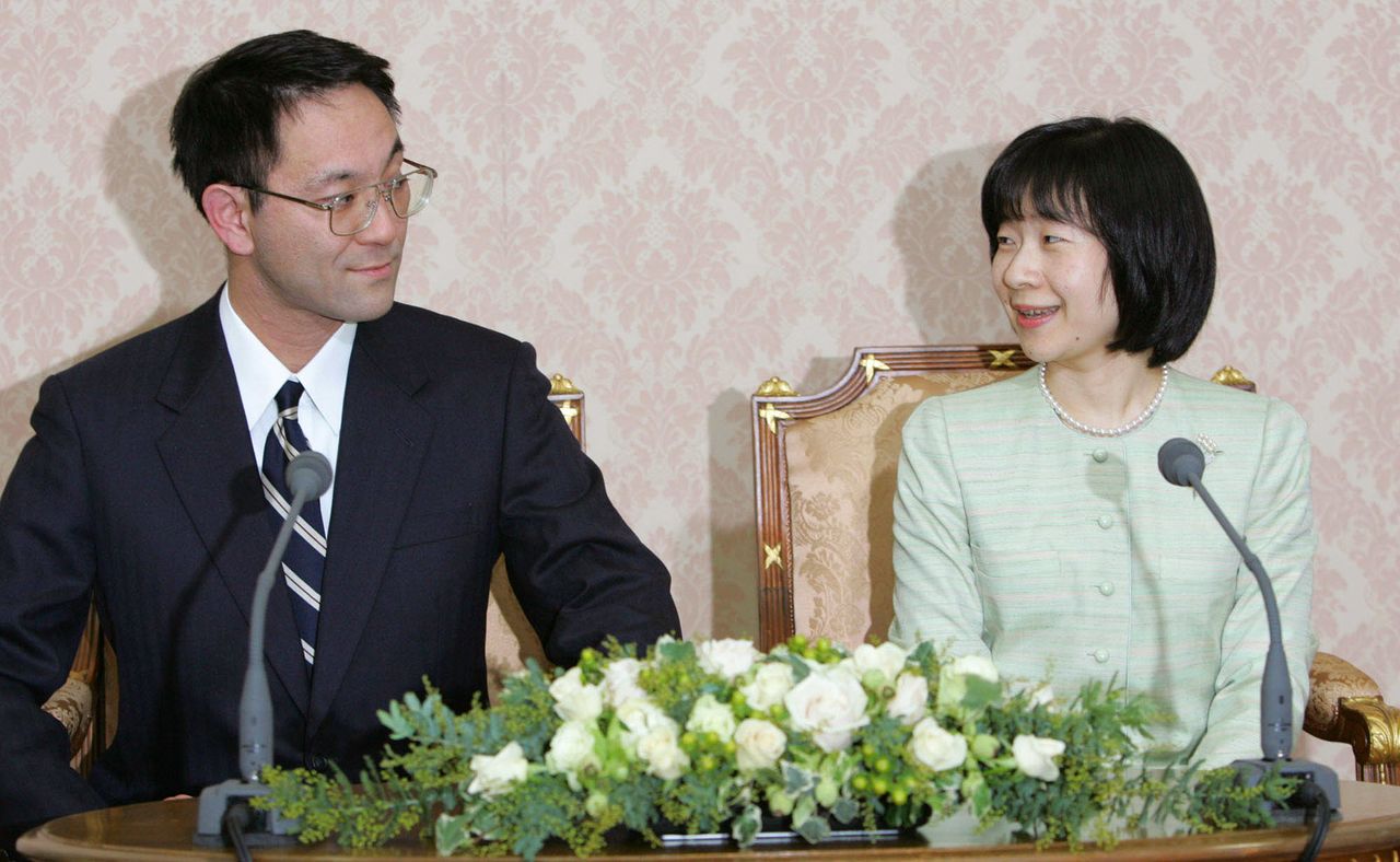 Princess Sayako (right) and Kuroda Yoshiki at their engagement press conference on December 30, 2004. (© Reuters; pool photo)