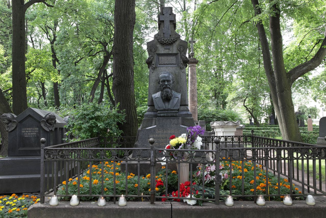 Dostoevsky’s grave in Saint Petersburg, Russia. (© Jiji)