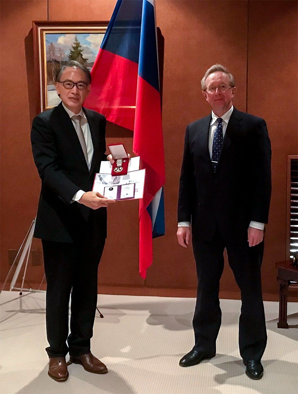 Russian Ambassador to Japan Mikhail Galuzin (right) presents Kameyama with the Dostoevsky Star medal at the award ceremony on December 2, 2021. (Courtesy of Kameyama Ikuo)
