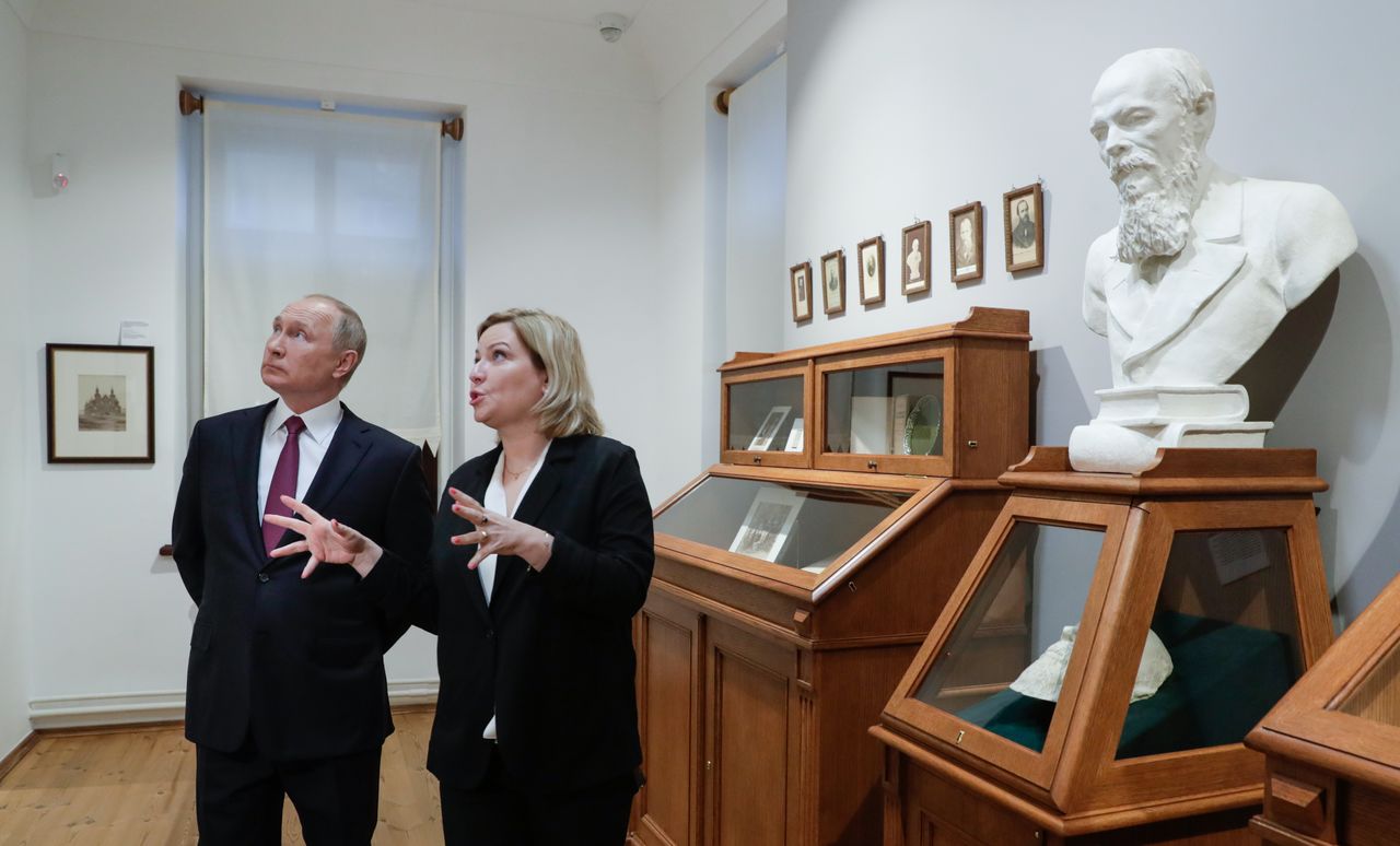 Russian Culture Minister Olga Lyubimova guides President Vladimir Putin on a tour of the Dostoevsky Museum in Moscow, which was renovated for the 200th anniversary of Dostoevsky‘s birth, November 11, 2021. (© Mikhail Metzel/TASS via Reuters Connect)