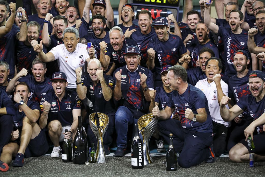 The Red Bull-Honda team after the December 12, 2021, awards ceremony at the Abu Dhabi Grand Prix; Honda F1 technical director Tanabe Toyoharu is on the right in white. (© DPA/Kyōdō)
