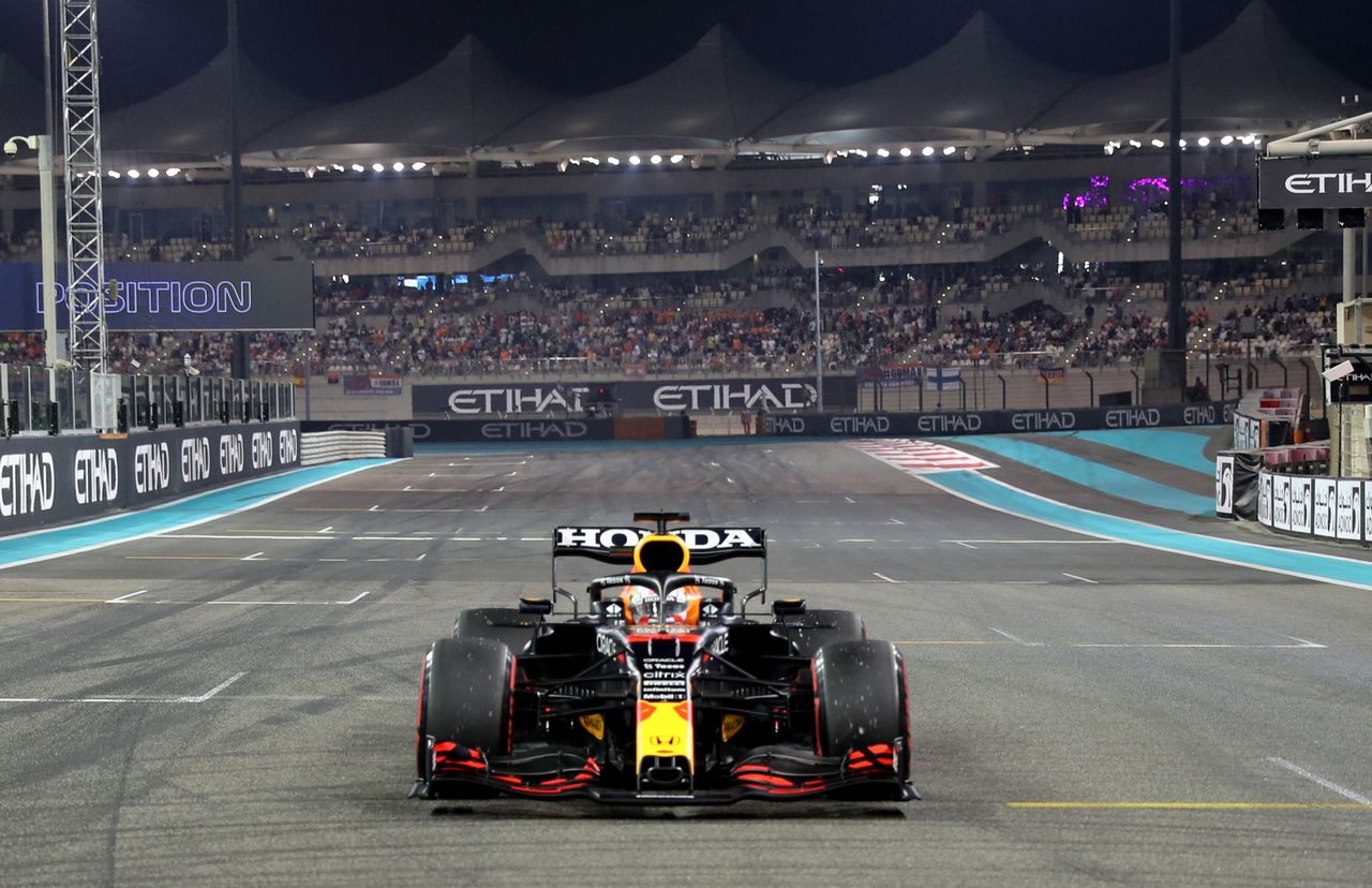 Verstappen powers down the home straight at the Abu Dhabi Grand Prix in December 2021. (© Reuters)