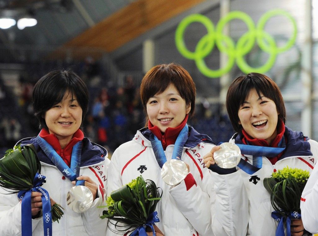 From left, Tabata Maki, Kodaira, and Hozumi Masako show off their silver medals in the team pursuit at the Vancouver Olympics. (© Kyōdō)