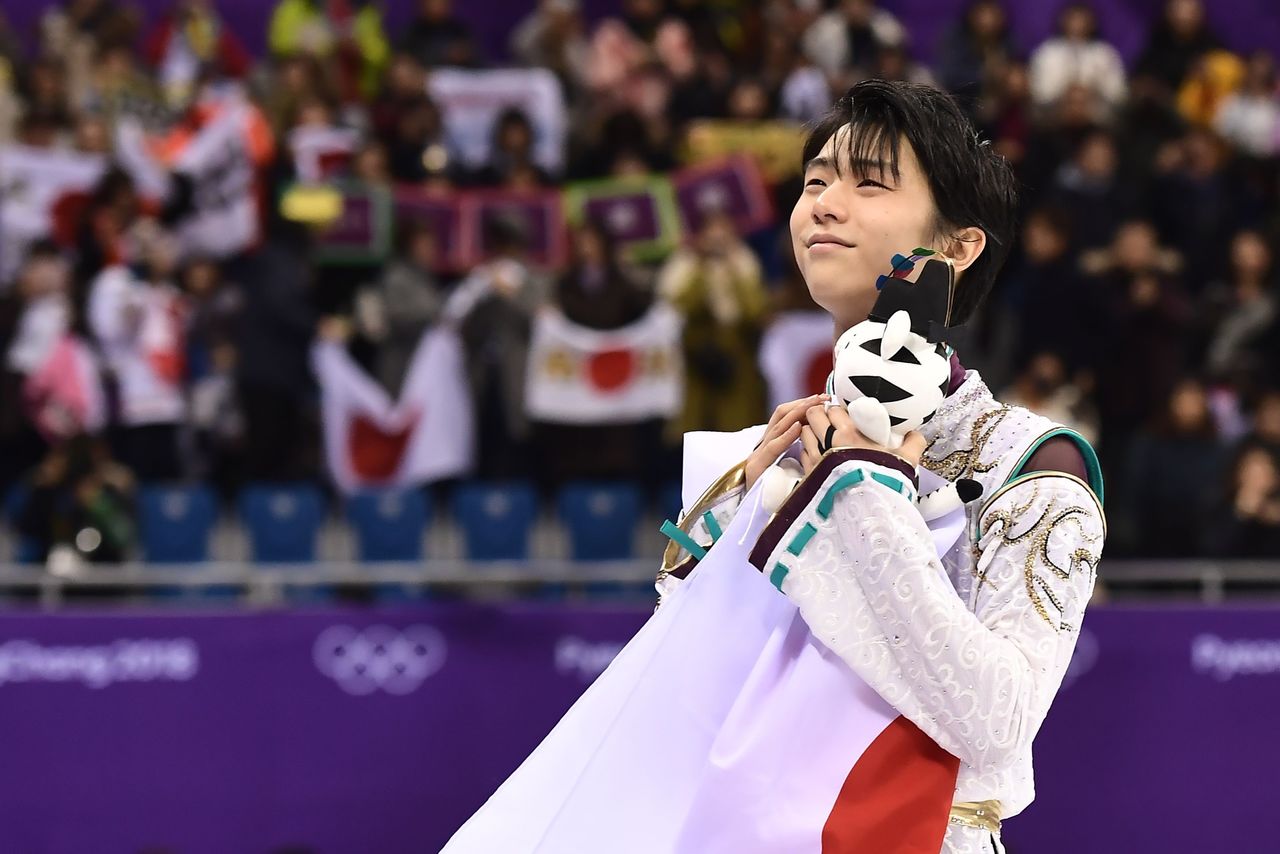 Despite his incomplete recovery from injury, Hanyū Yuzuru wins his second straight Olympic gold in the men’s singles competition at Pyeongchang, South Korea, on February 17, 2018. (© AFP/Jiji)