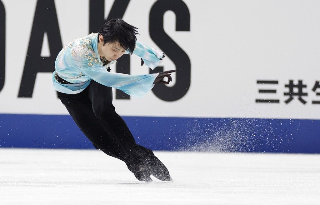 Hanyū Yuzuru hits the ice after failing to complete his quadruple axel at the Japan Figure Skating Championships on December 26, 2021, at Saitama Super Arena in Saitama Prefecture. (© Kyōdō)