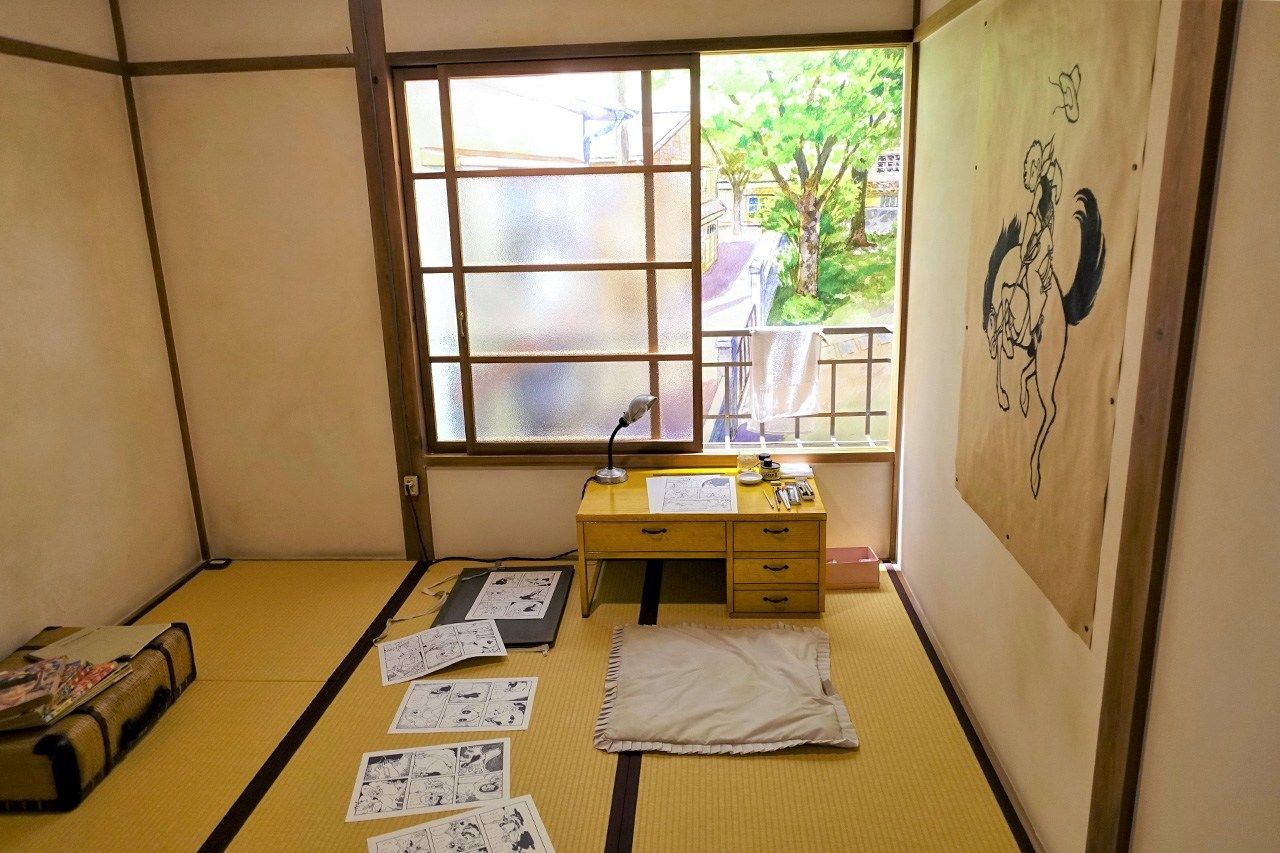 A re-creation of Mizuno’s room at the Tokiwa-sō Manga Museum. (©Nippon.com)