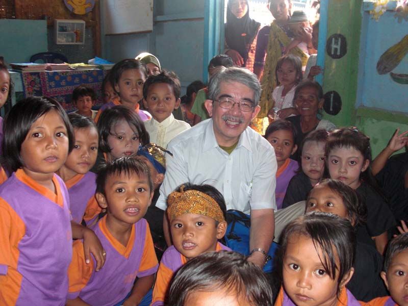 Nakamura surrounded by nursery school children on the Indonesian island of Lombok. 