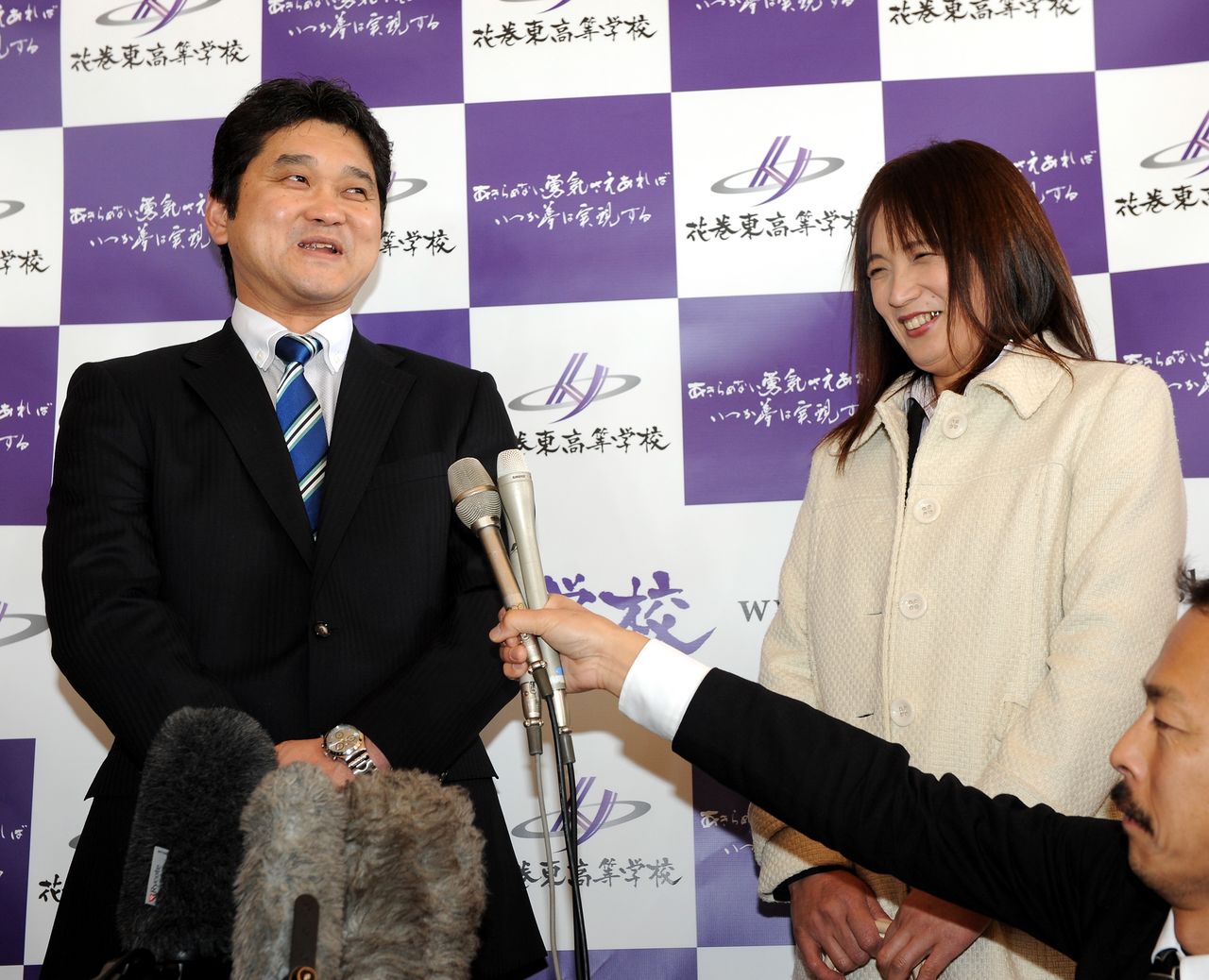 Ohtani’s father Tōru (left) and mother Kayoko talk to the press on March 2, 2013, after their son was drafted by the Nippon Ham Fighters of Japan’s professional baseball league. (© Nikkan Sports/Aflo)