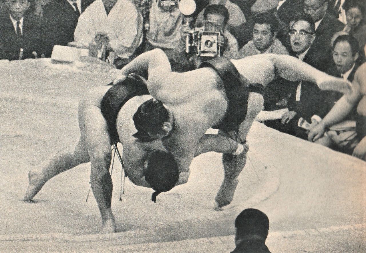 On the tenth day of the November 1968 basho, Futagodake (left) downs Uminoyama with a sotomusō. Futagodake was equally proficient in the uchimusō technique. (Courtesy Ōzumō Journal)