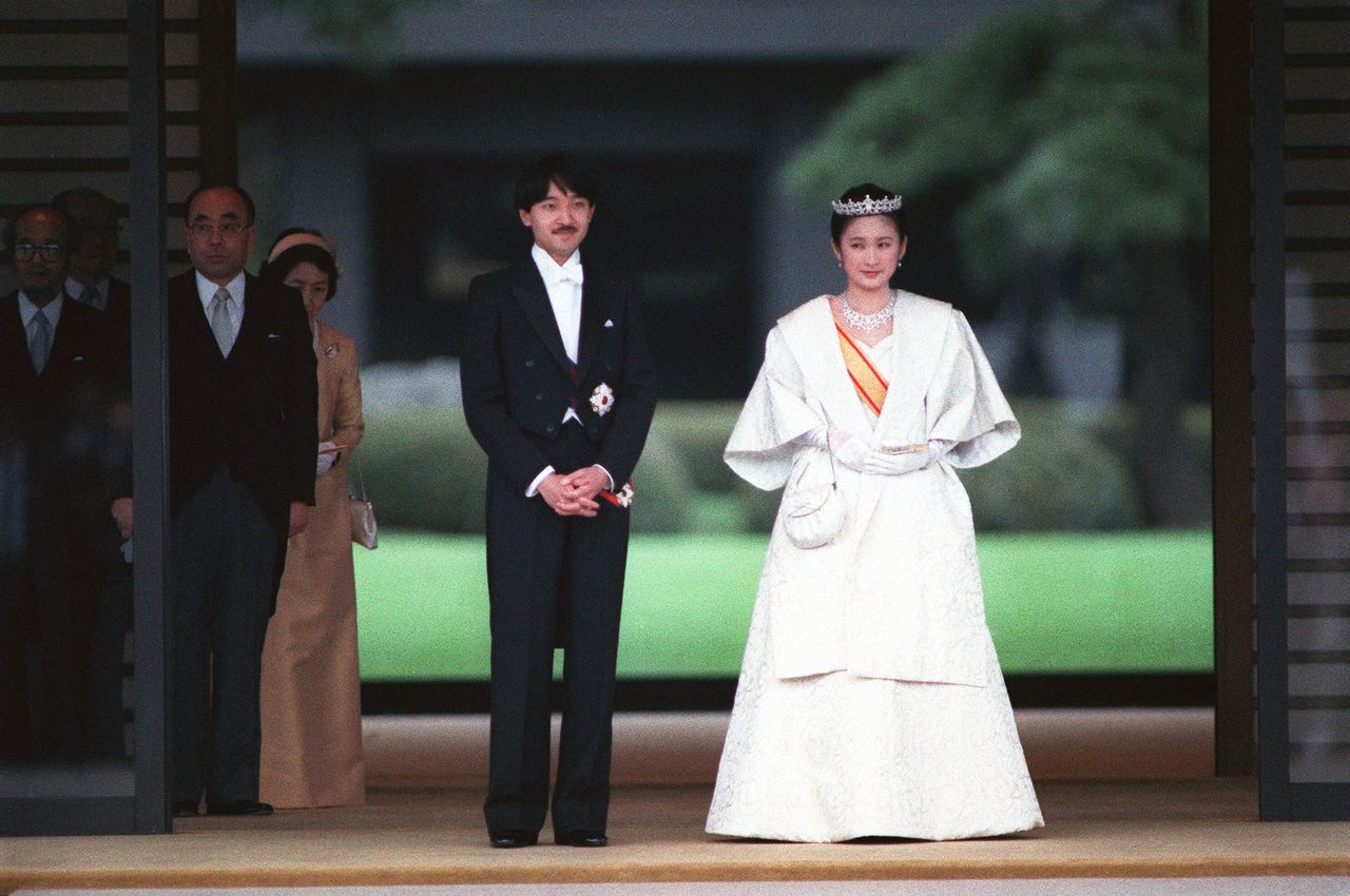 Fumihito and Kiko at the Imperial Palace after wedding on June 29, 1990. (© Jiji)