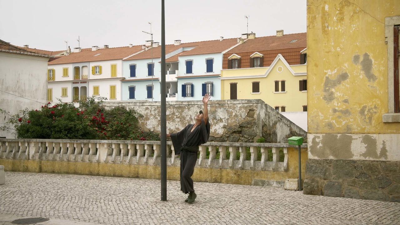 Tanaka Min dançando em Santa Cruz, Portugal.  (© 2021 The Unnamable Dance Film Committee)