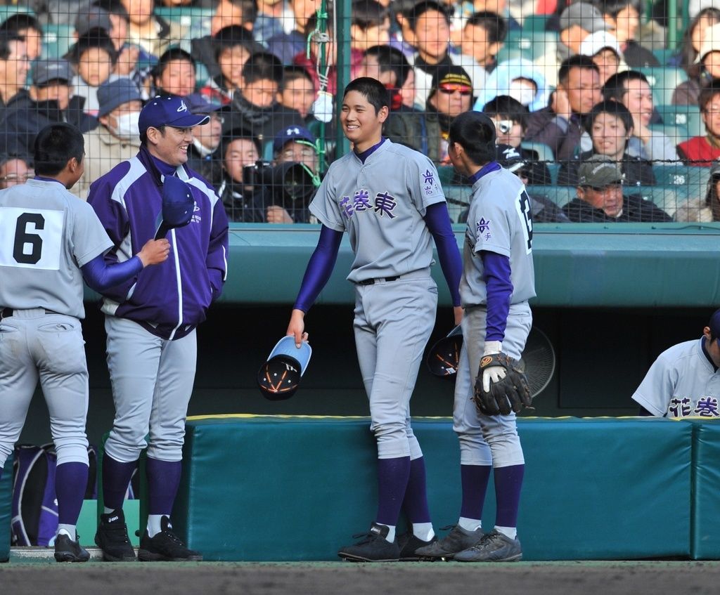 Ohtani (center) and Sasaki (second from left) during Hanamaki Higashi’s game against Osaka Tōin High School in the first round of the national spring invitational on March 3, 2021 at Kōshien Stadium. (© Iwate Nippō/Kyōdō)