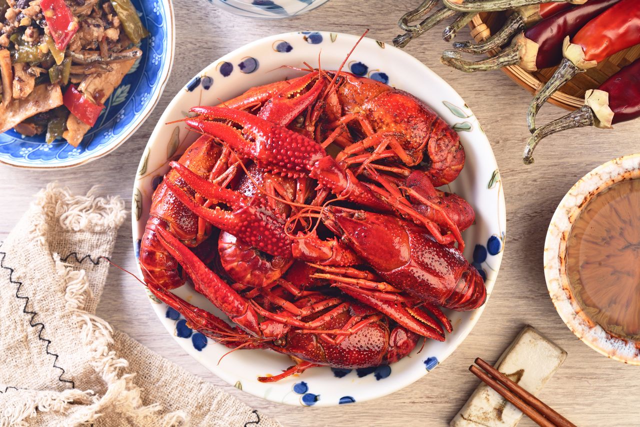 Spicy steamed crayfish is the perfect complement to beer, making it likely to be a hit with Japanese diners. (© Kawamoto Daigo)