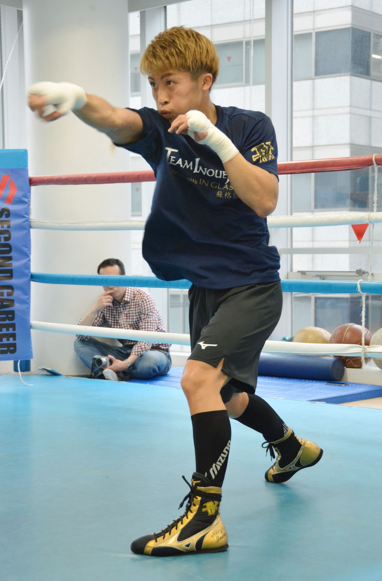 Inoue shadowboxes in May 2019 at the Ōhashi gym in Yokohama. (© Jiji)