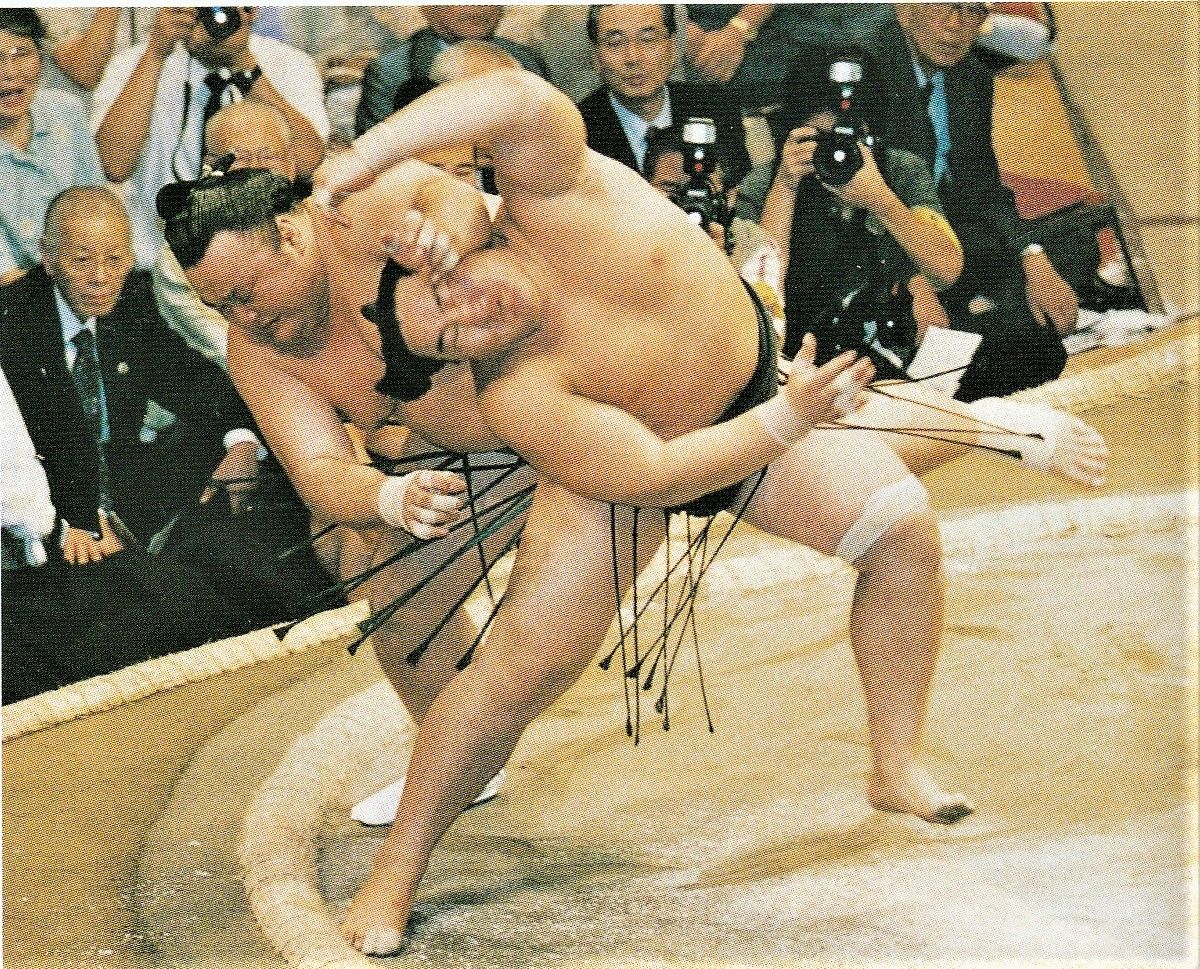 Asashōryū meets Takanonami at the September 2002 basho. The kimarite, initially announced as hikiotoshi (hand pull-down), was soon corrected to tsutaezori. (Courtesy Ōzumō Journal)