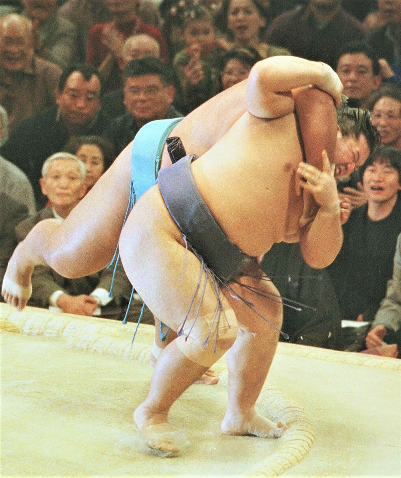 Kaiō (right) forces Musashimaru out with ipponzeoi at the November 2000 basho. (© Jiji)