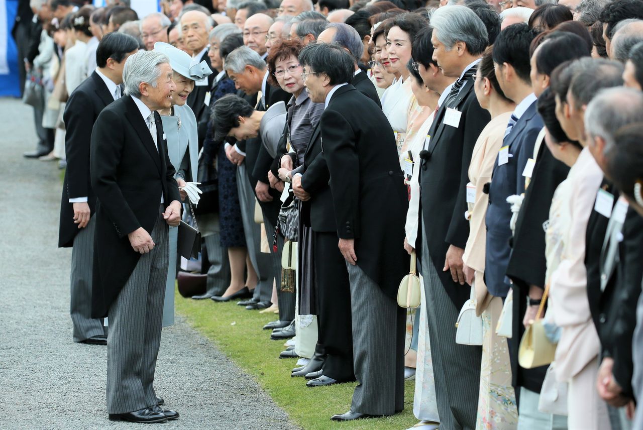 Mizushima Shinji is greeted by Emperor Akihito at an imperial garden party held in November 2015 in Tokyo’s Akasaka Imperial Gardens. In 2005 Mizushima was decorated with Japan’s Purple Ribbon Medal of Honor, followed in 2014 by the Order of the Rising Sun. (© Jiji)