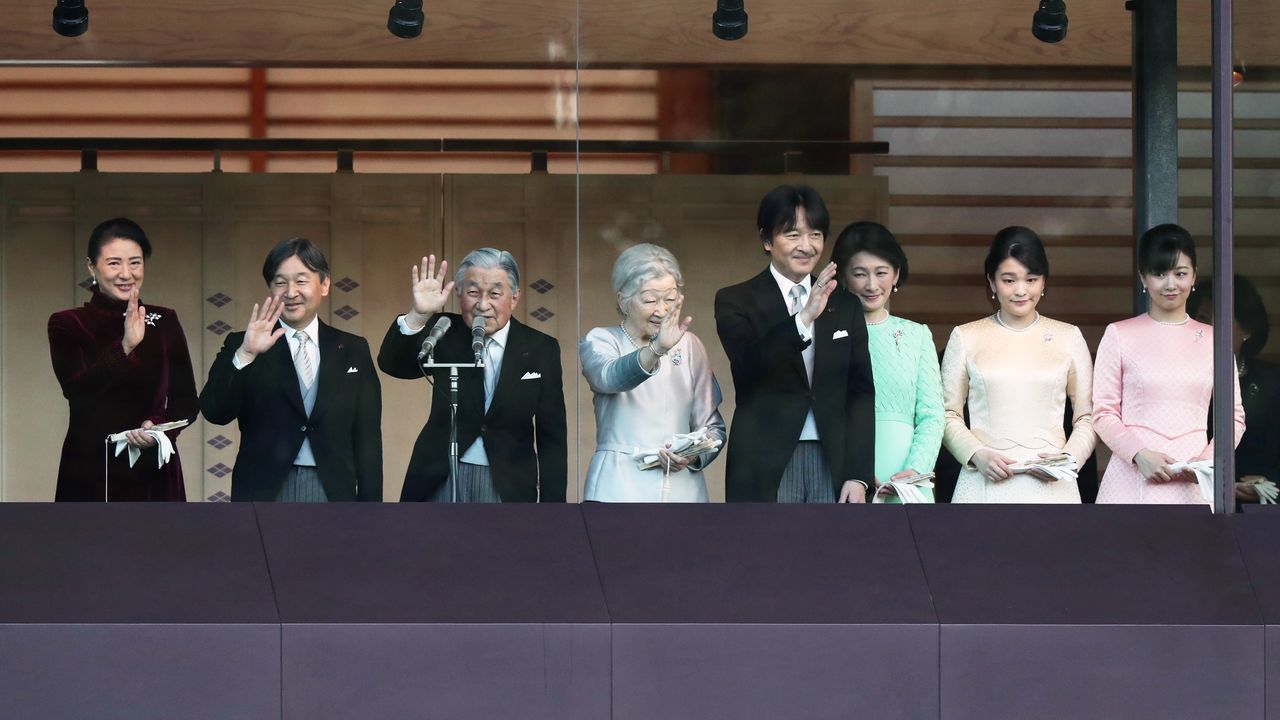 The final imperial family New Year gathering in front of the public of the Heisei era (1989–2019) on January 2, 2019. From left to right: Crown Princess Masako, Crown Prince Naruhito, Emperor Akihito, Empress Michiko, Prince Fumihito, Princess Kiko, Princess Mako, Princess Kako. (© Jiji)