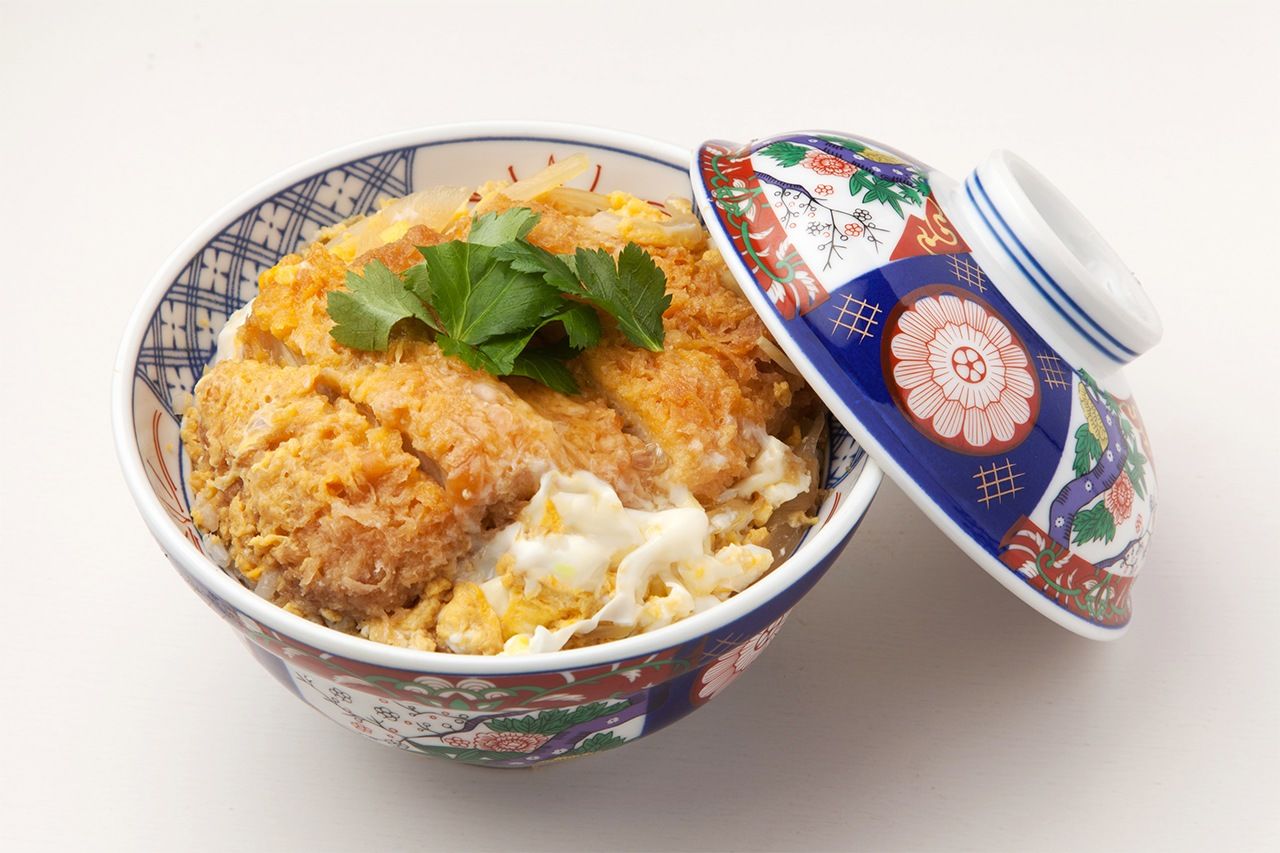 A bowl of katsudon. (Pixta)