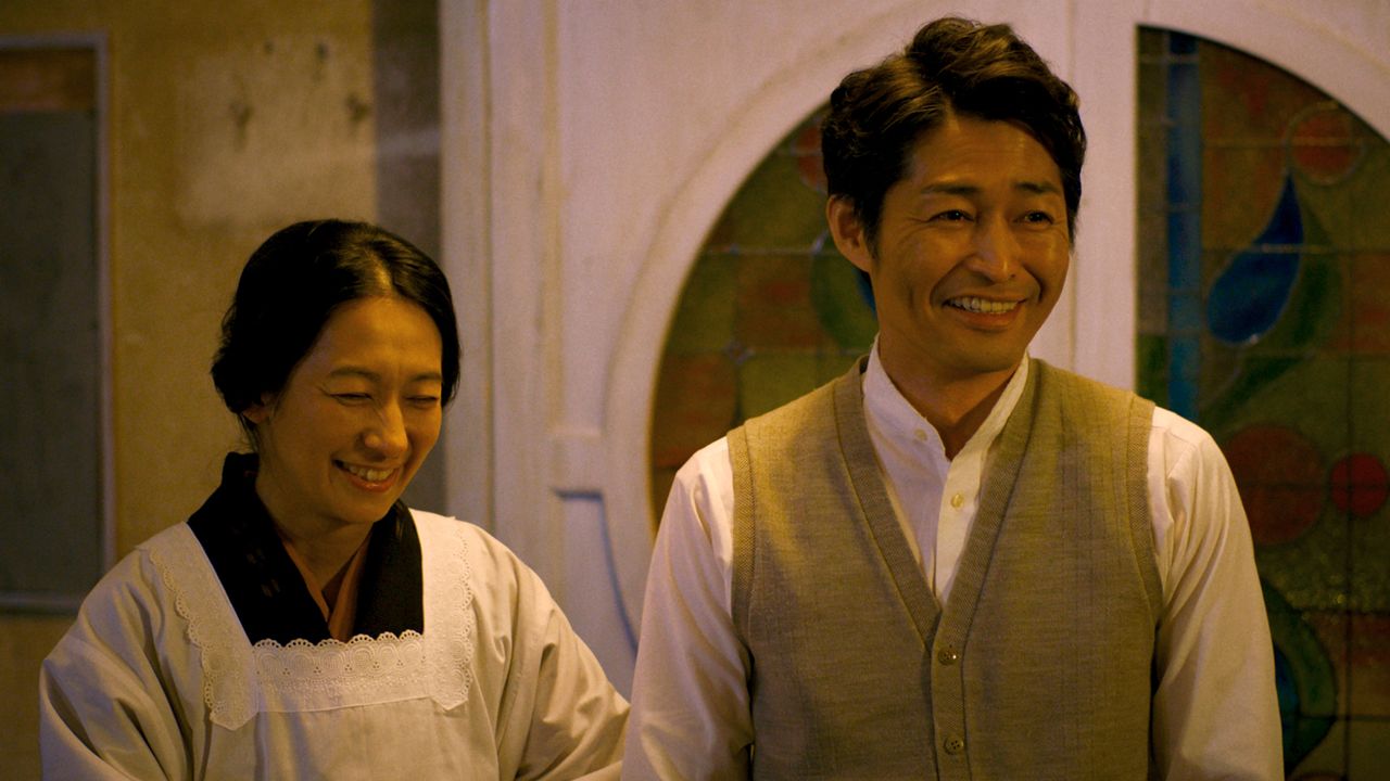 Midori’s mother (played by Kataoka Reiko) and father (Yasuda Ken). (© 2021 Ring Wandering Committee)