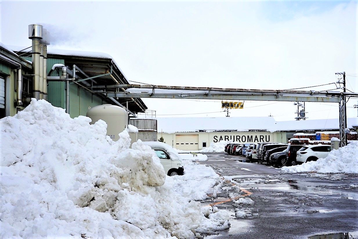 Snow piled around Saburōmaru Distillery. The local climate gives the whisky unique character. 