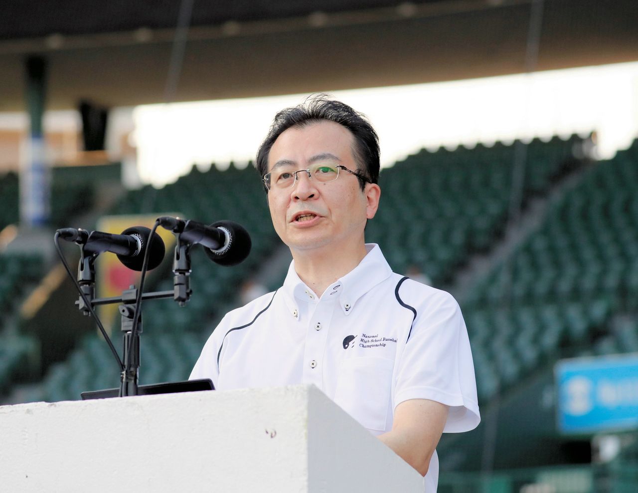 Asahi Shimbun President Nakamura Shirō speaks during the closing ceremony of the summer high school baseball championship on August 29, 2021, at Kōshien Stadium in Hyōgo Prefecture. The paper is a main sponsor of the competition. (© Jiji)