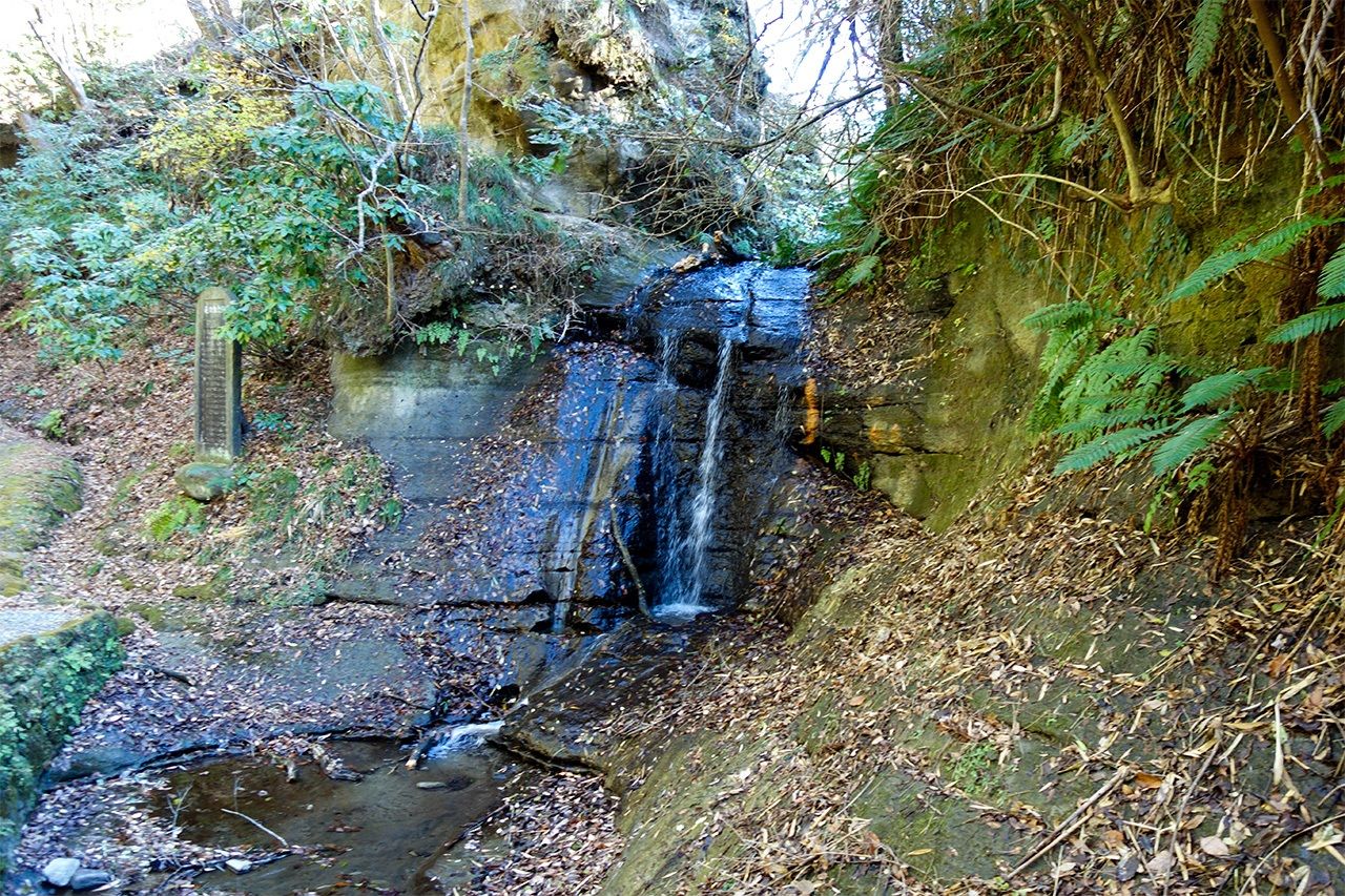 A small waterfall at the entrance to Asaina Kiridōshi. (© Mochida Jōji)