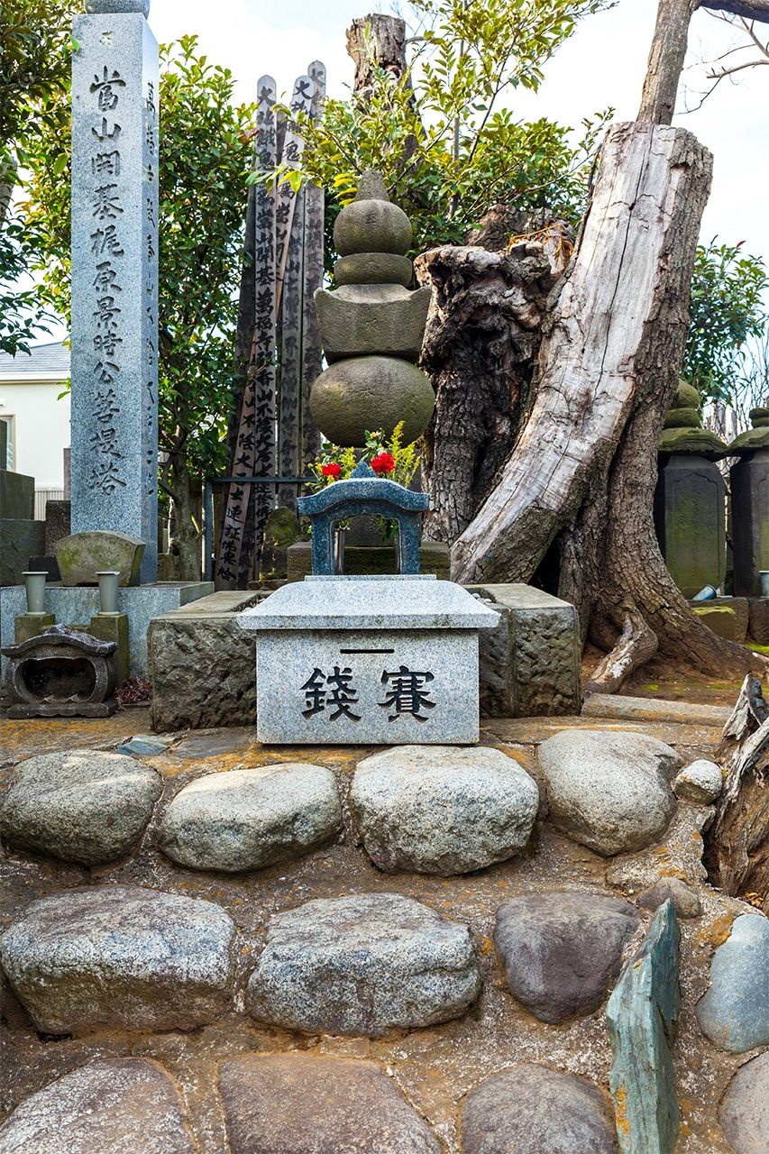 The grave of Kajiwara Kagetoki at Manpukuji, Ōta, Tokyo. (© Jiji)